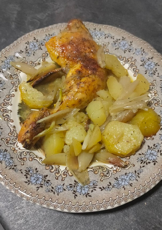 Una foto de Pollo al horno con patatas y chalotas