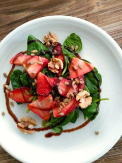Foto principal de Ensalada de brotes con salsa de fresas