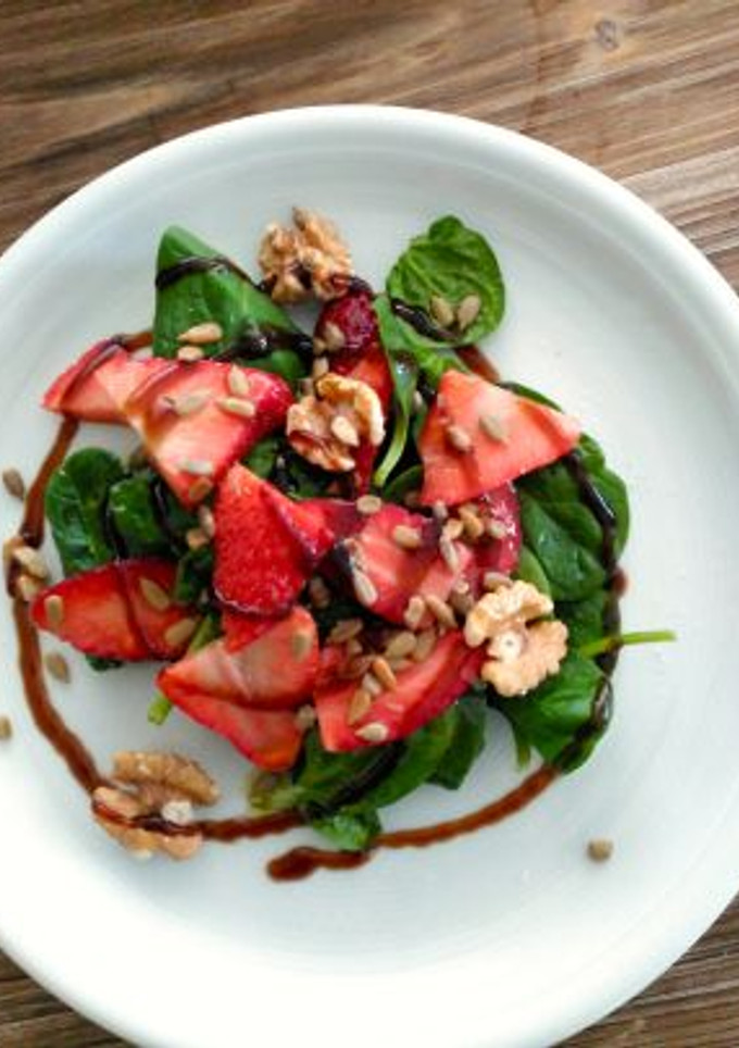 Una foto de Ensalada de brotes con salsa de fresas