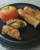 Arrolladitos rellenos de manzana, cubiertos de canela y azúcar