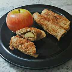 Una foto de Arrolladitos rellenos de manzana, cubiertos de canela y azúcar