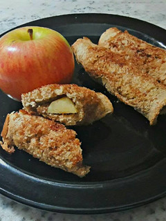 Una foto de Arrolladitos rellenos de manzana, cubiertos de canela y azúcar