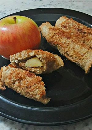 Una foto de Arrolladitos rellenos de manzana, cubiertos de canela y azúcar