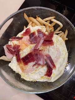Una foto de Huevos rotos con jamón
