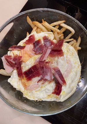 Una foto de Huevos rotos con jamón
