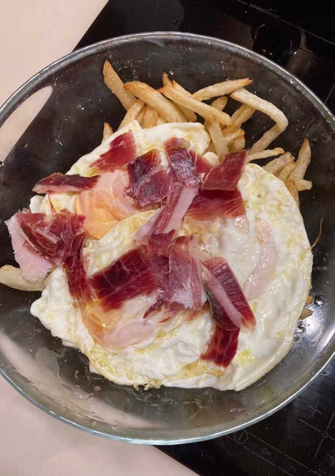 Una foto de Huevos rotos con jamón