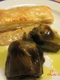 Una foto de Salmón crujiente al horno con salsa de eneldo y alcachofas confitadas