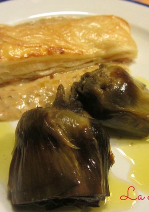 Foto principal de Salmón crujiente al horno con salsa de eneldo y alcachofas confitadas