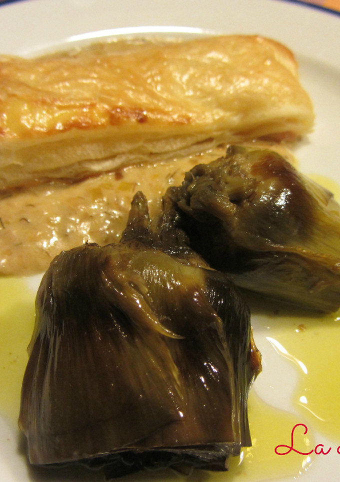 Una foto de Salmón crujiente al horno con salsa de eneldo y alcachofas confitadas