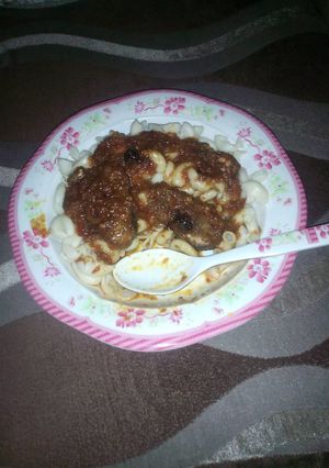 A picture of Macroni with stew.