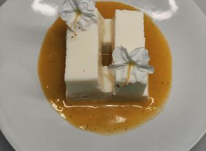 Una foto de Panna cotta de coco con coulis de maracuyá 🍮