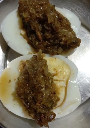 A picture of Boiled egg with pudina chutney.