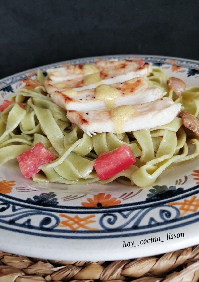 Una foto de Ensalada de pasta con pollo