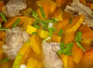 Hình của món Canh bí đỏ hầm xương.