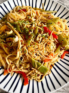 Una foto de Noodles con verduras