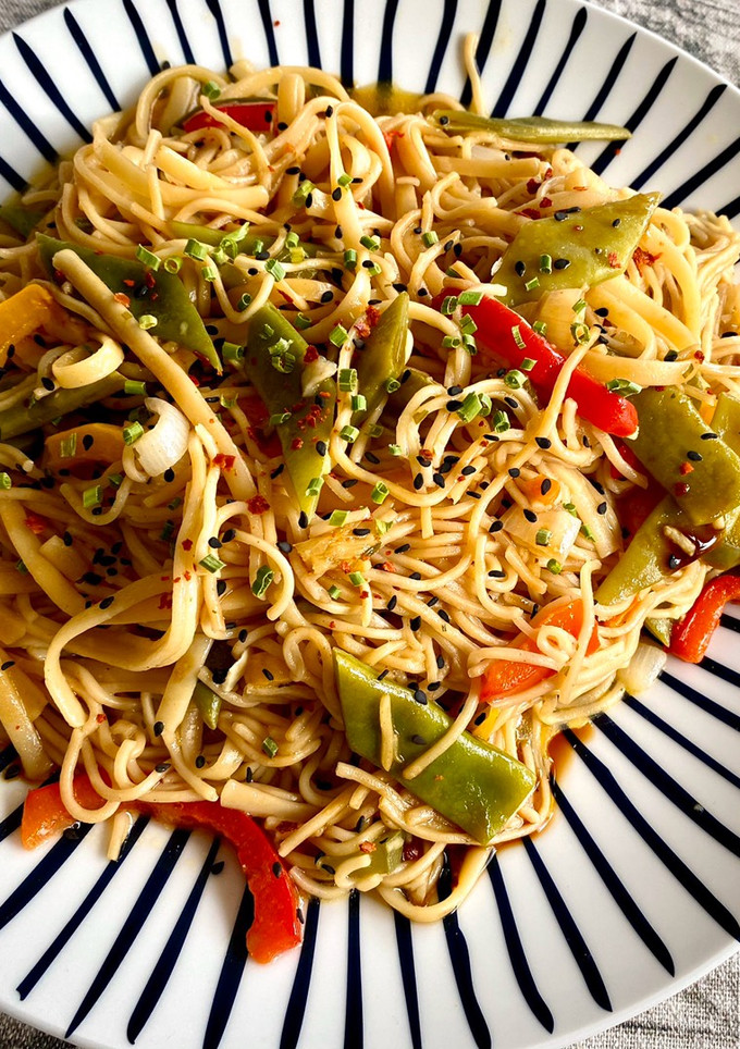 Una foto de Noodles con verduras