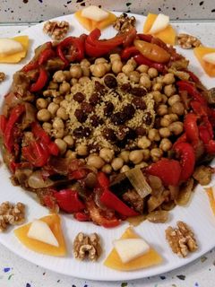 Una foto de Cous-cous vegano de verduras y frutas