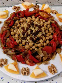 Una foto de Cous-cous vegano de verduras y frutas