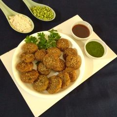 A picture of Jowar lilva vada.