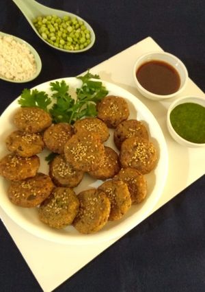 A picture of Jowar lilva vada.