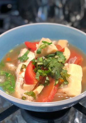 Hình của món Canh chua cá catfish với măng và cà chua.