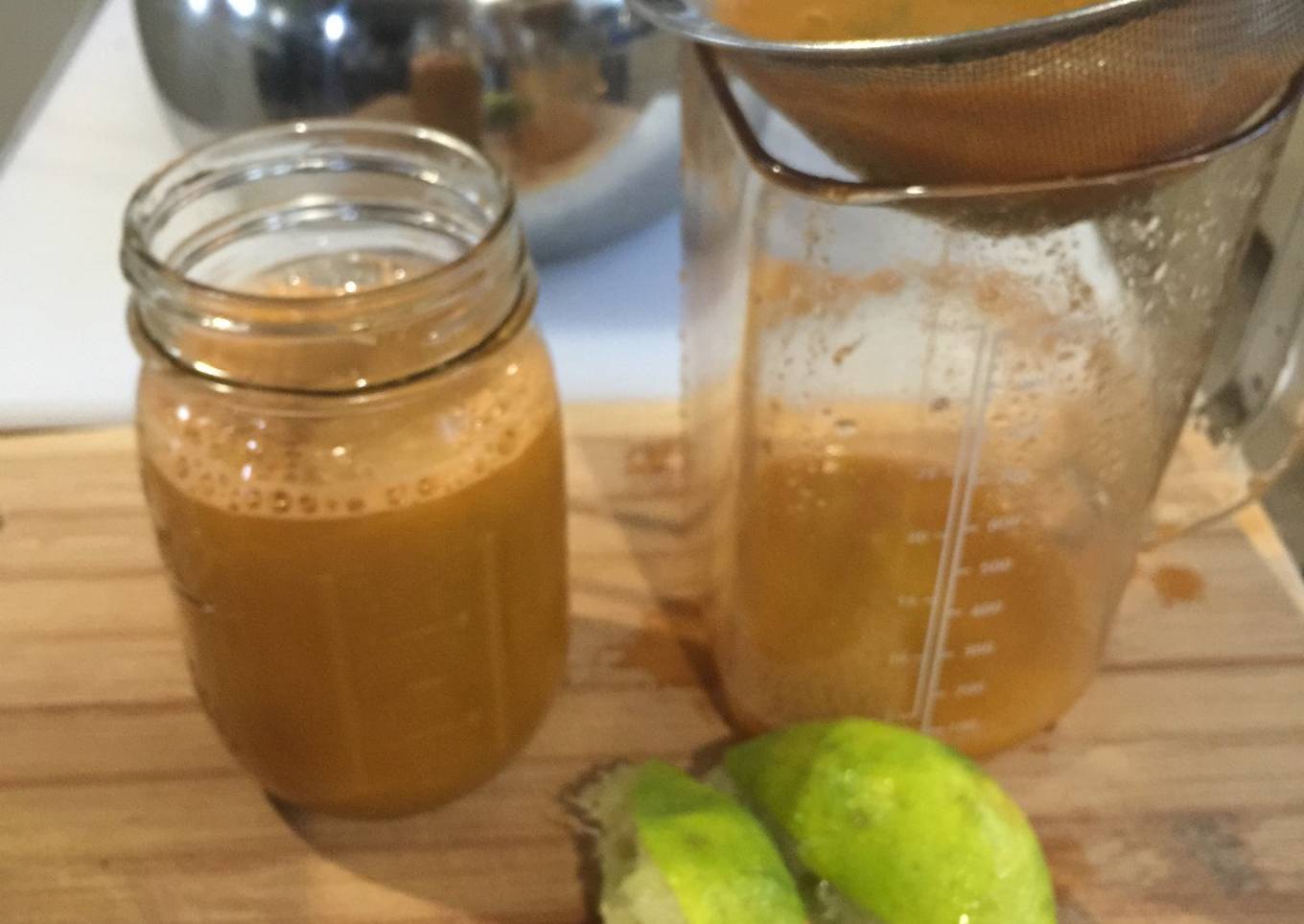 Zumo de pasto de trigo (wheatgrass), frutas y vegetales 