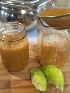 Una foto de Zumo de pasto de trigo (wheatgrass), frutas y vegetales