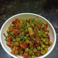A picture of Aloo Gajar Matar.