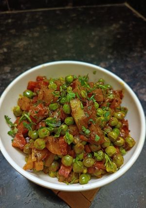 A picture of Aloo Gajar Matar.
