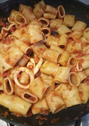 A picture of Mezzi paccheri con calamari al cartoccio.