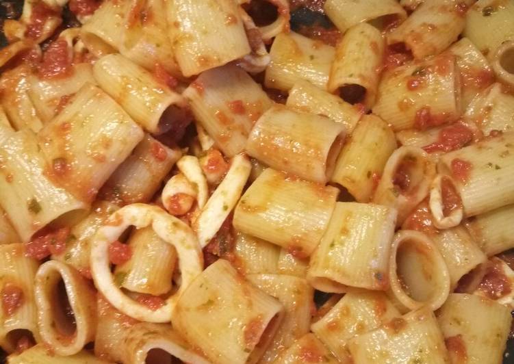 Recipe of Quick Mezzi paccheri con calamari al cartoccio