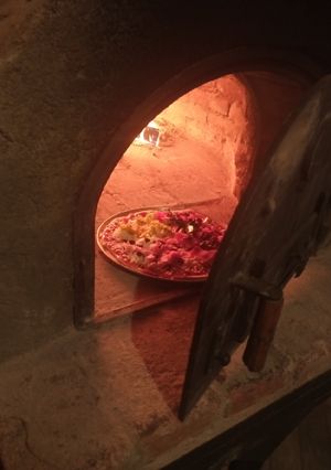 Una foto de Pizza al horno de leña