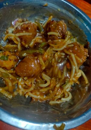 A picture of Hakka noodles with gravy.