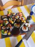 "sushi de salmão com Manga e Wakame"