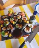 "sushi de salmão com Manga e Wakame"