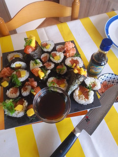 Foto de "sushi de salmão com Manga e Wakame"