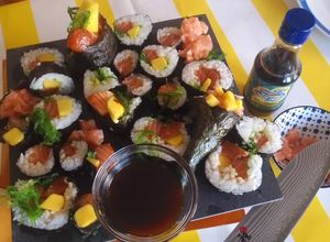 Foto de "sushi de salmão com Manga e Wakame"