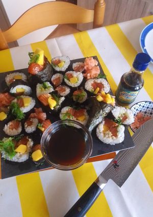 Foto de "sushi de salmão com Manga e Wakame"