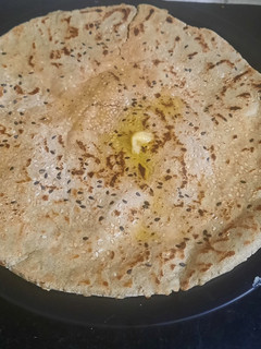 बाजरीची तीळ लावलेली भाकरी (Bajrichi Til Lavleli Bhakri Recipe In Marathi) रेसिपी चे मुख्य फोटो