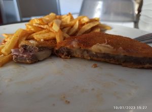 Una foto de Libritos de ternera rellenos de jamón York y queso