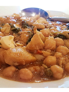 Una foto de Potaje de Vigilia o Potaje de bacalao con garbanzos y espinacas