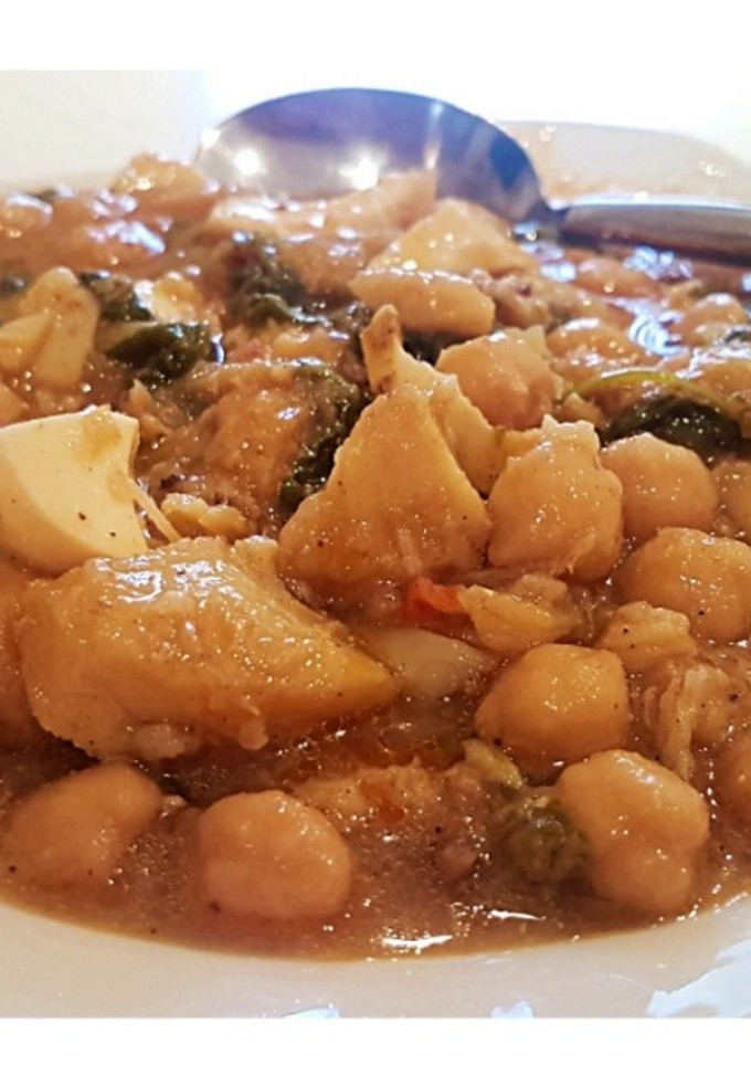 Una foto de Potaje de Vigilia o Potaje de bacalao con garbanzos y espinacas