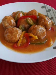 Una foto de Albóndigas en salsa de tomate con pimientos