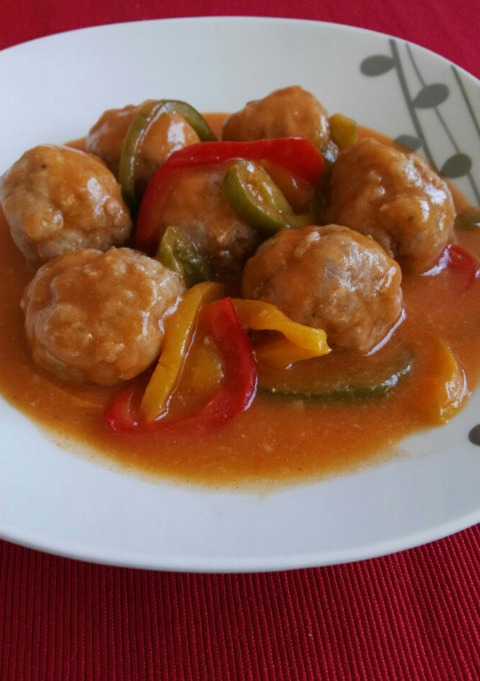 Una foto de Albóndigas en salsa de tomate con pimientos
