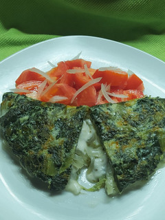 Una foto de Omelette De Vegetales, Queso Y Cebolla