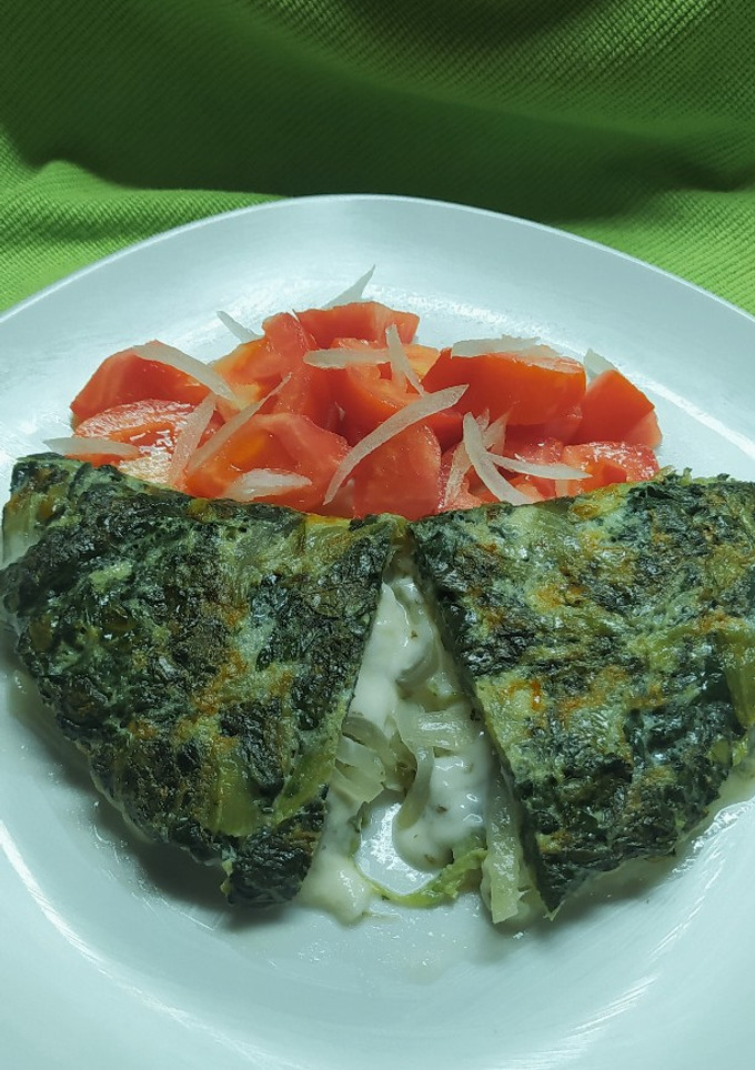 Una foto de Omelette De Vegetales, Queso Y Cebolla