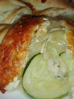 Una foto de Caramelos de hojaldre, queso de cabra y calabacín