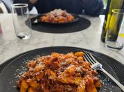 Una foto di ragù gnocchi