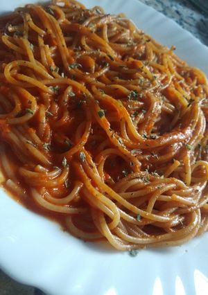 Foto principal de Espaguetis integrales con salsa ligera de pimientos