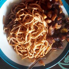 A picture of Spaghetti and plantain.